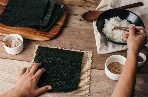 김밥만드는 손